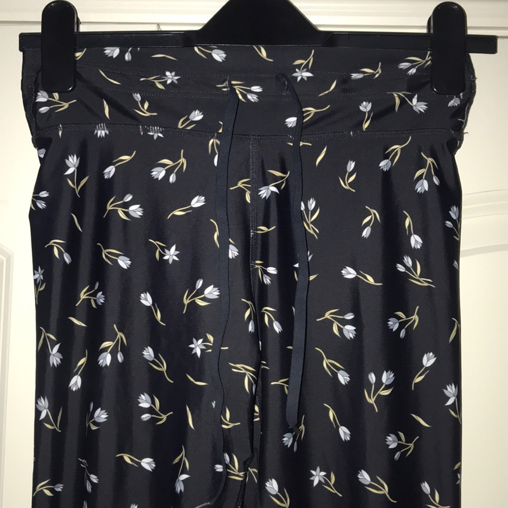 The Upside Floral High Waisted midi Leggings tulip - Picture 6 of 7
